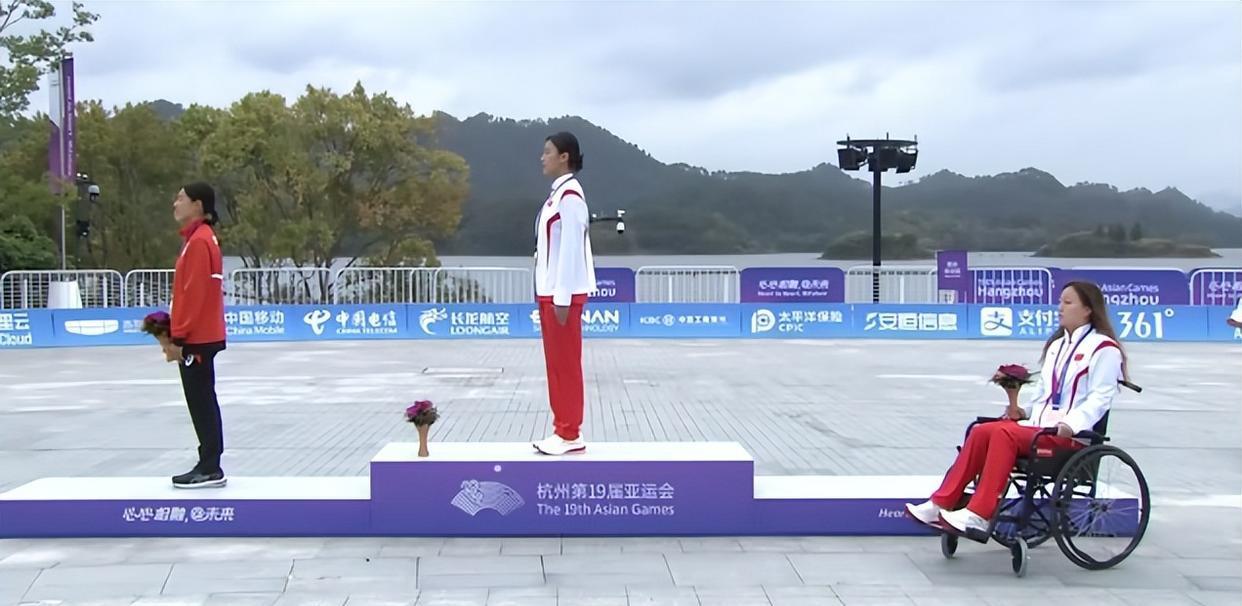 泪目！中国选手坐轮椅前往领奖台：拼到体力透支，无法自行站立(7)