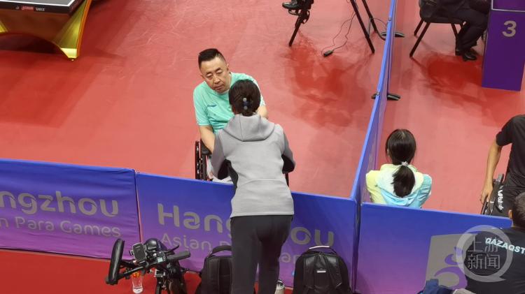 亚残运会最年长运动员是位58岁重庆大叔，坐轮椅打乒乓大胜38岁对手(2)