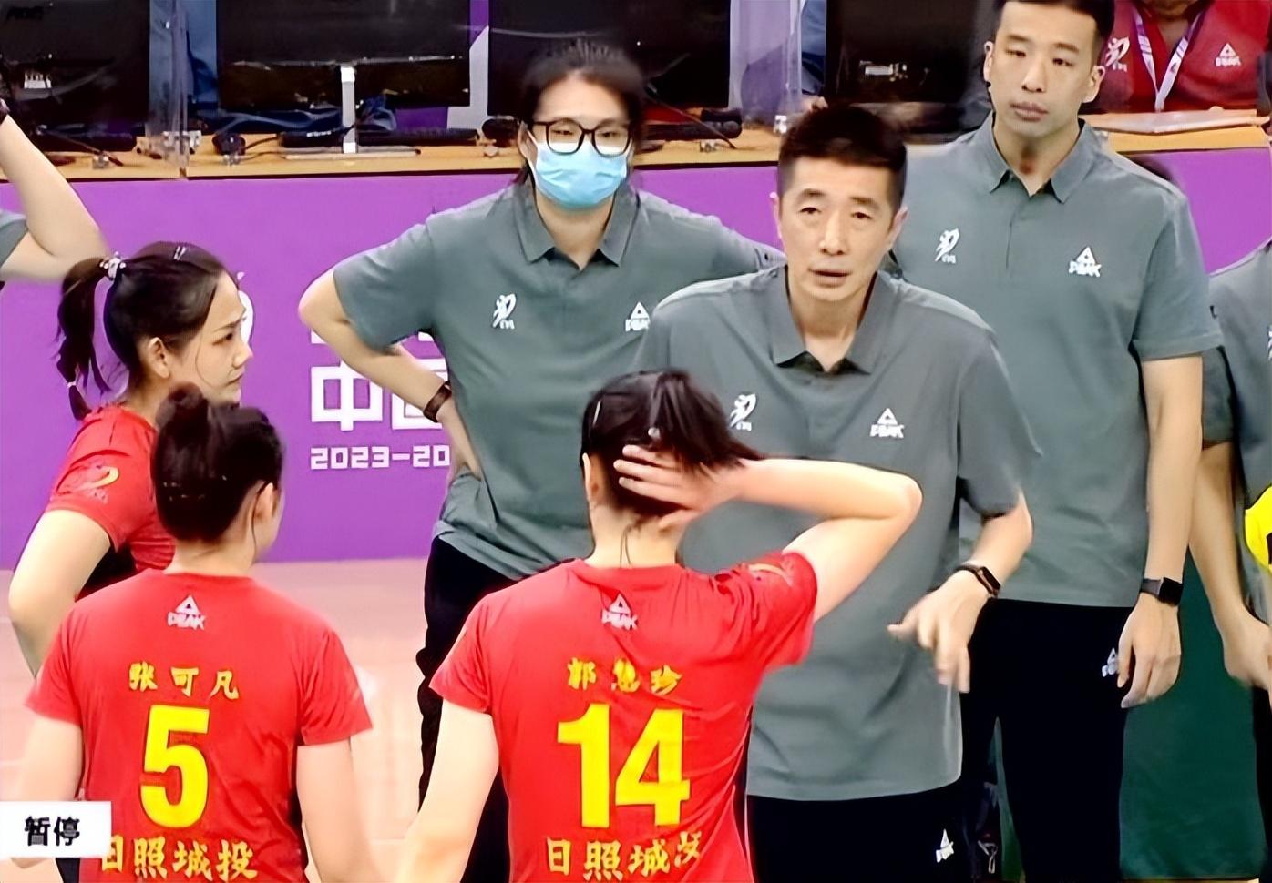 中国女排涉禁药名将重回球场，戴口罩遮脸仍被认出，气势不减当年(2)