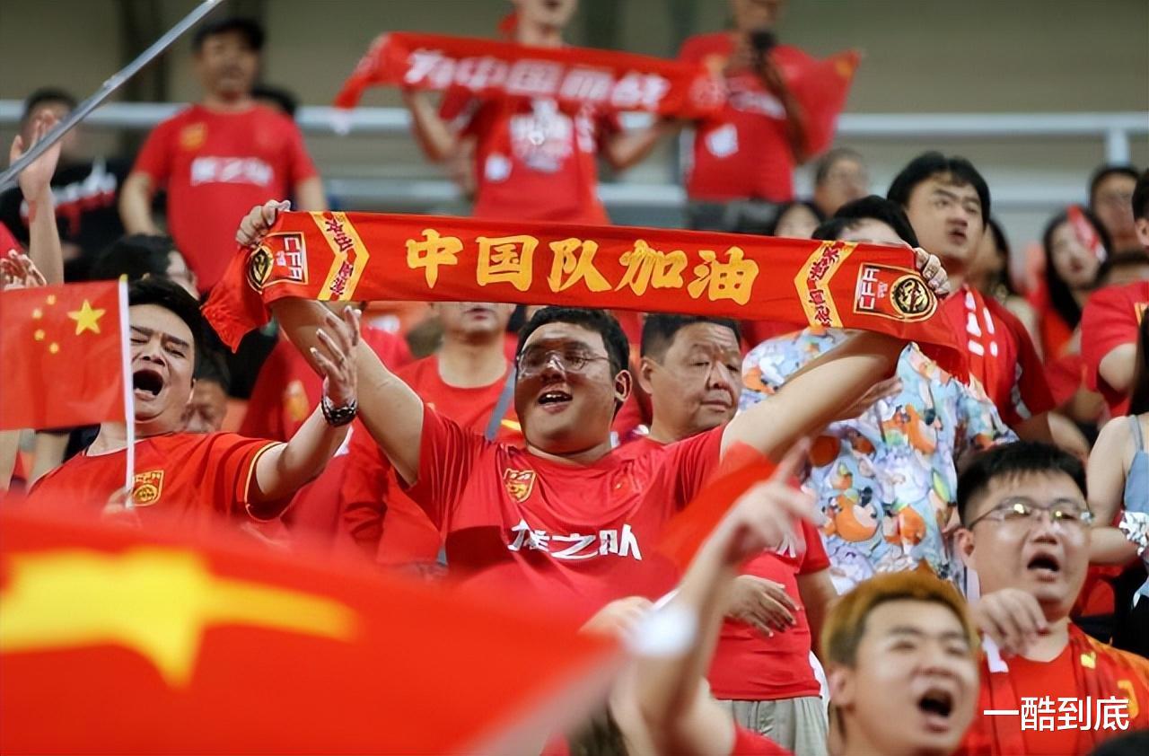 中国男足2比1逆转泰国，球迷因彩票中奖失声痛哭，哭声震动全场(2)