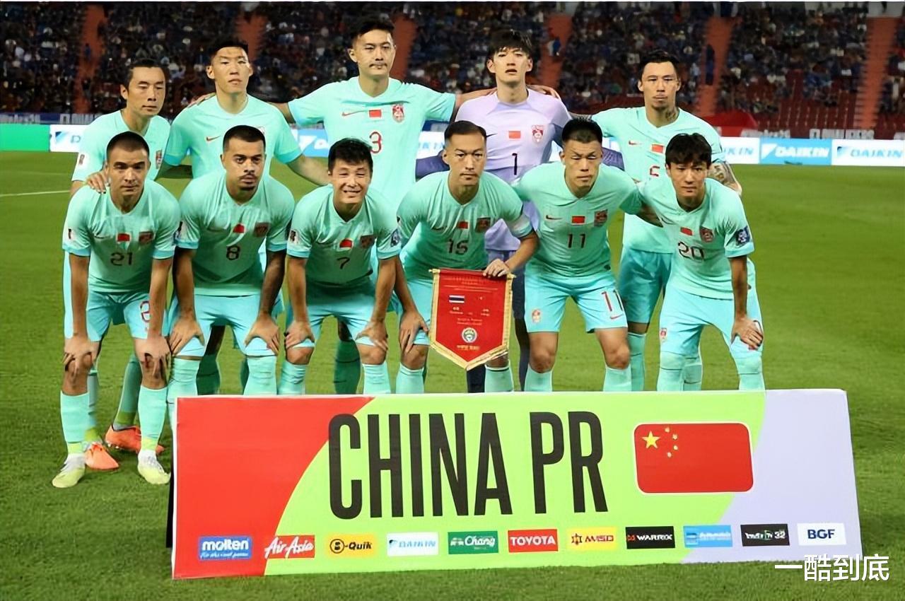 中国男足2比1逆转泰国，球迷因彩票中奖失声痛哭，哭声震动全场(3)