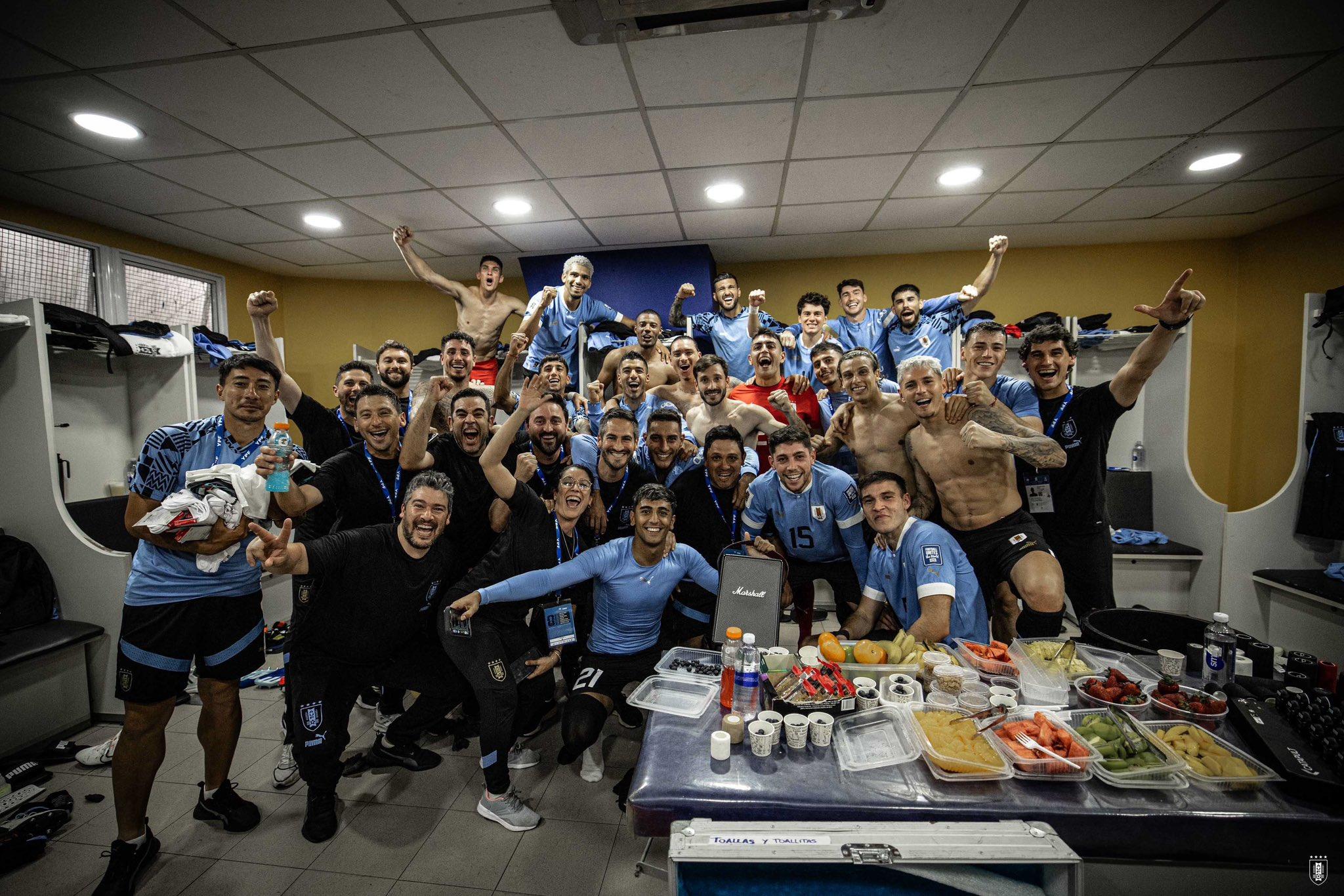击败世界冠军阿根廷乌拉圭全队赛后在更衣室庆祝(1)