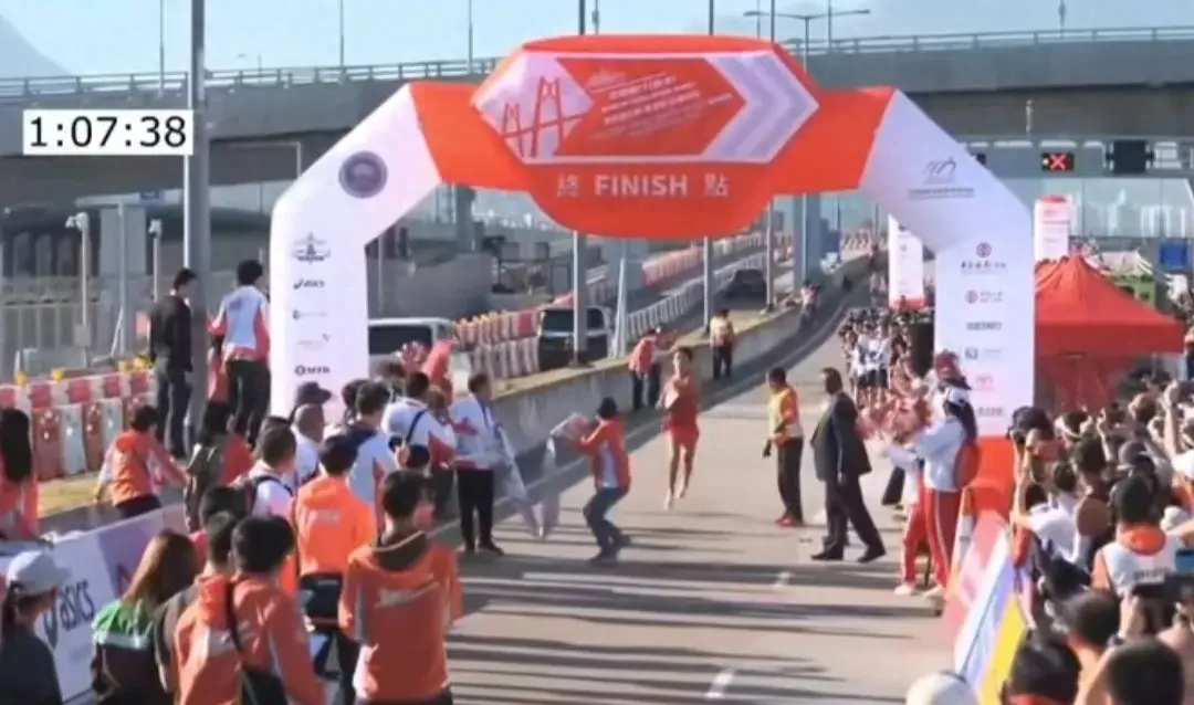 港珠澳大桥马拉松中国冠军冲线被收起？然后让第二名的外国人冲？