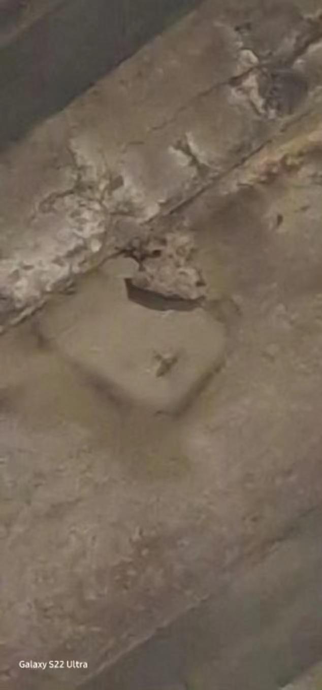 【球场老化】曼联球迷发现老特拉福特球场有水泥脱落