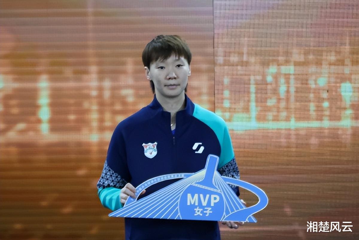 乒超联赛颁奖礼：亚军球队的梁靖崑王曼昱，为何被评为MVP？(4)