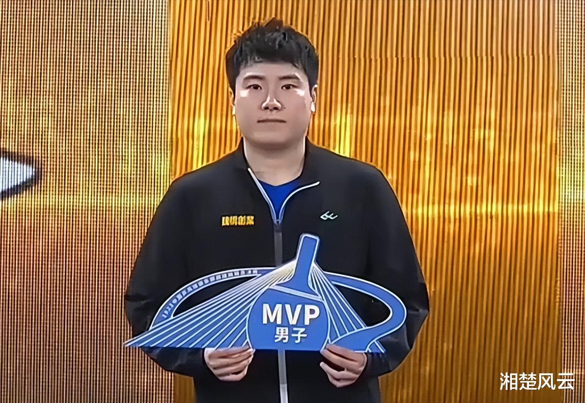 乒超联赛颁奖礼：亚军球队的梁靖崑王曼昱，为何被评为MVP？(5)