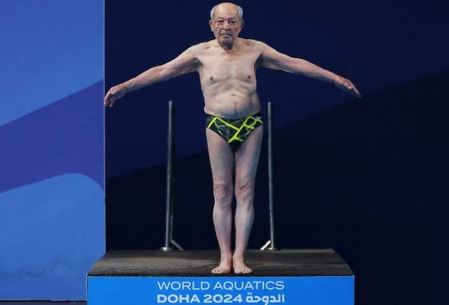 100岁伊朗跳水之父重返跳台！一跃入水全场欢呼 被授金牌喜极而泣(1)