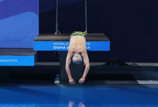 100岁伊朗跳水之父重返跳台！一跃入水全场欢呼 被授金牌喜极而泣(2)