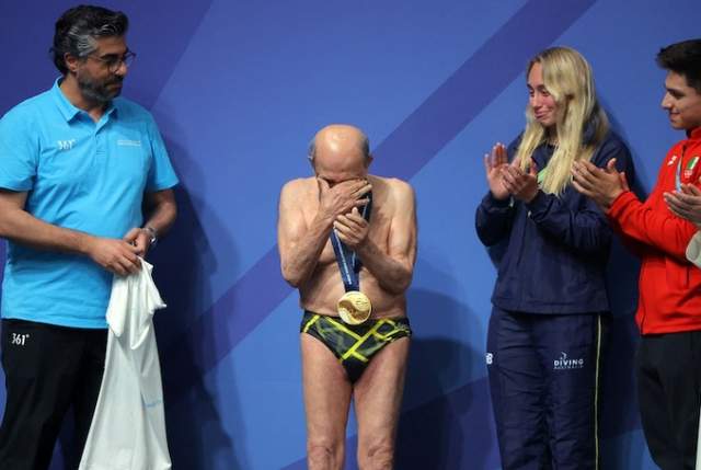 100岁伊朗跳水之父重返跳台！一跃入水全场欢呼 被授金牌喜极而泣(3)