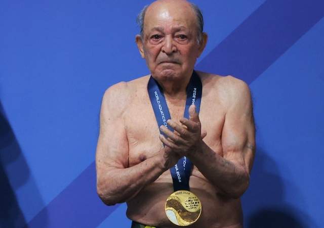 100岁伊朗跳水之父重返跳台！一跃入水全场欢呼 被授金牌喜极而泣(4)