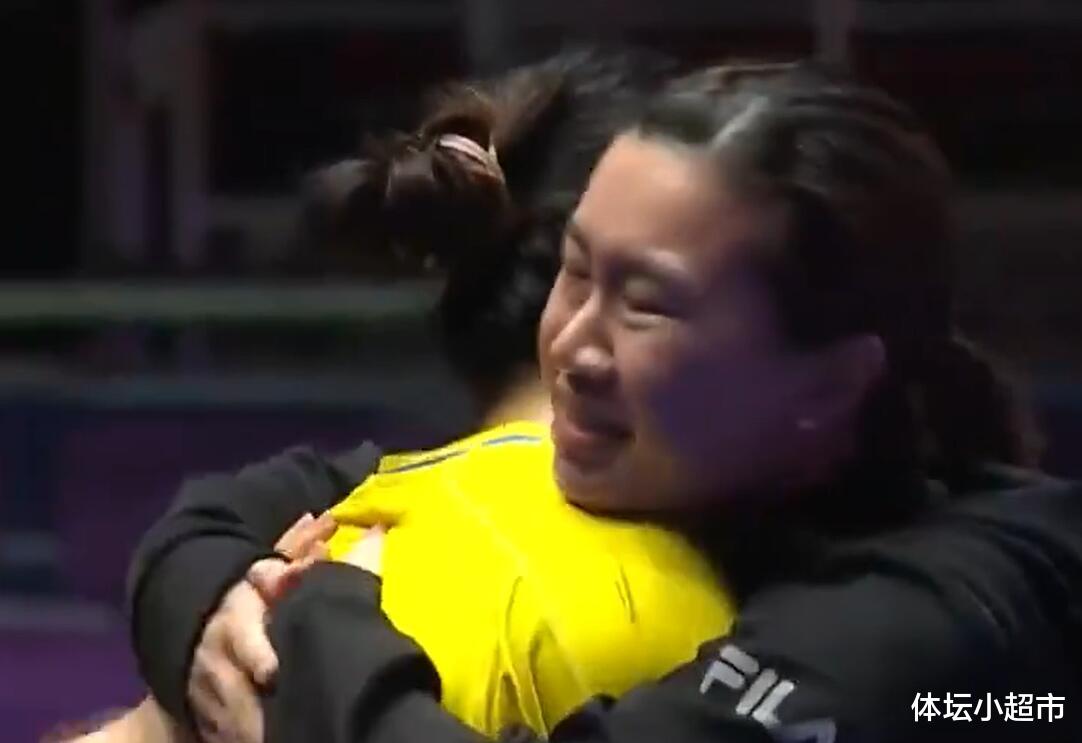 3比2！中国香港闯进世乒赛四强，全队抱在一起转圈圈，眼含热泪(2)