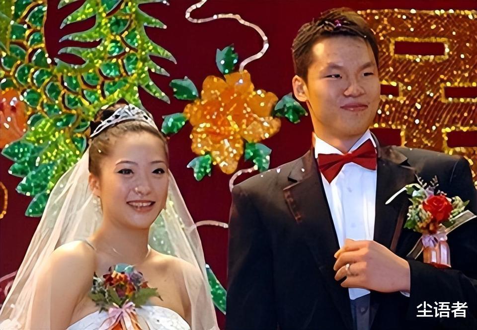 前中国体操名将离婚十年后罕见现身，朱芳雨曾举办超600人婚礼迎娶她(3)
