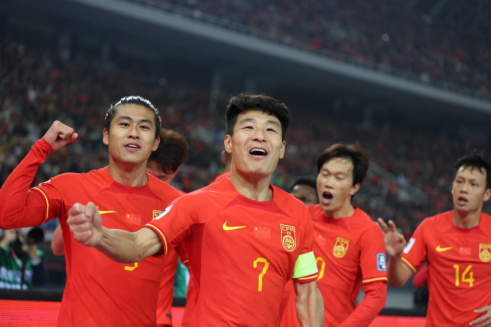 媒体人安然发问：耐克赞助的各队都穿上新球衣，为何中国队例外(1)