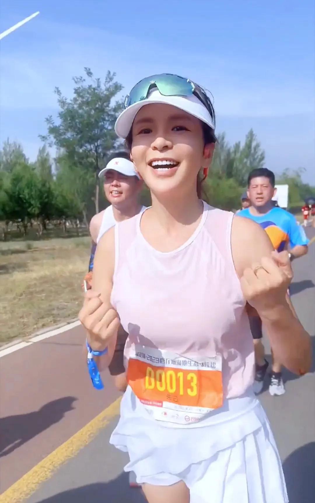 著名主持人朱迅，50岁的她北京半马再PB！达标大众选手二级！(4)