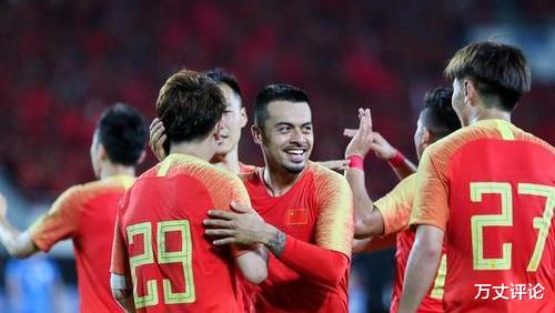 中国人根本就不爱踢足球，很多骂国足的人扪心自问真的碰过足球？