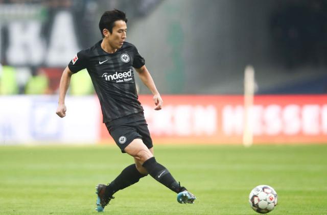 德甲的日本足球运动员 这位日本球员以不屈不挠的斗志入选了最佳阵容(1)