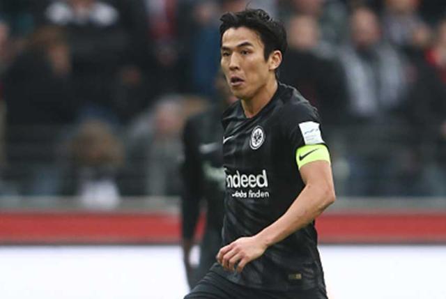 德甲的日本足球运动员 这位日本球员以不屈不挠的斗志入选了最佳阵容(2)
