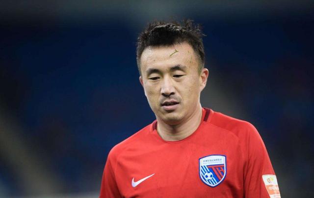 中国足球被戏称为“白斩鸡”的球员，为何那么抢手？拿高薪娶美妻(1)