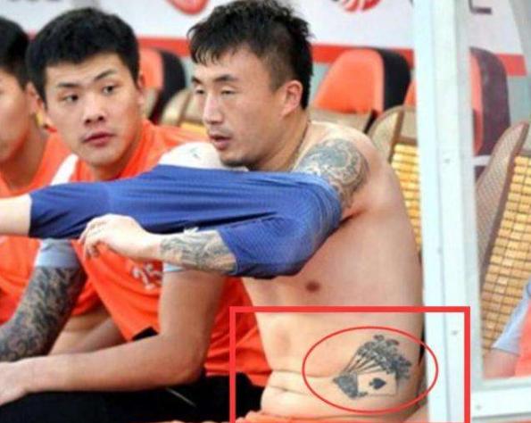 中国足球被戏称为“白斩鸡”的球员，为何那么抢手？拿高薪娶美妻(2)
