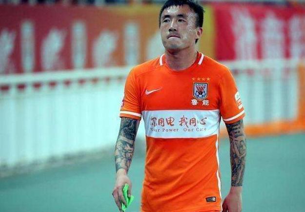 中国足球被戏称为“白斩鸡”的球员，为何那么抢手？拿高薪娶美妻(4)