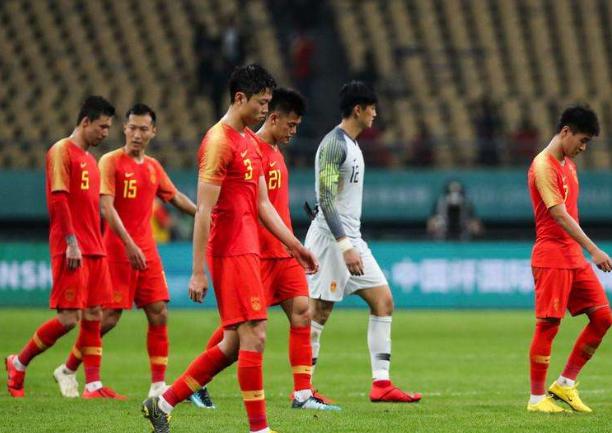 中国足球的悲哀，这位球员里外不是“人”，能力差还成为归化球员
