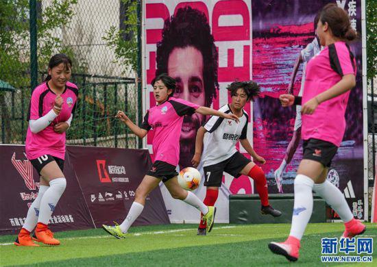西藏拉萨首次举办民间女子足球赛(2)