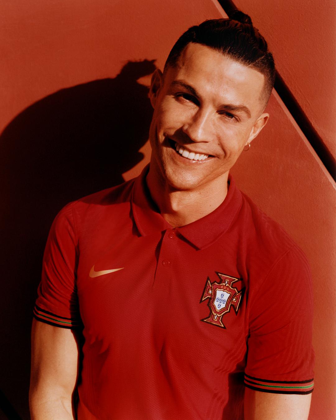 葡萄牙国家队公布新款球衣, C罗帅气出镜拍摄定妆照