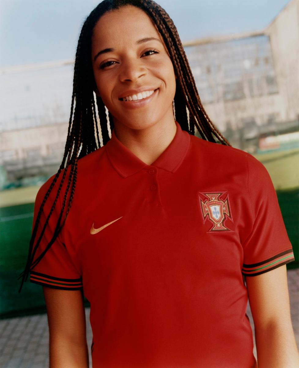 葡萄牙国家队公布新款球衣, C罗帅气出镜拍摄定妆照(2)