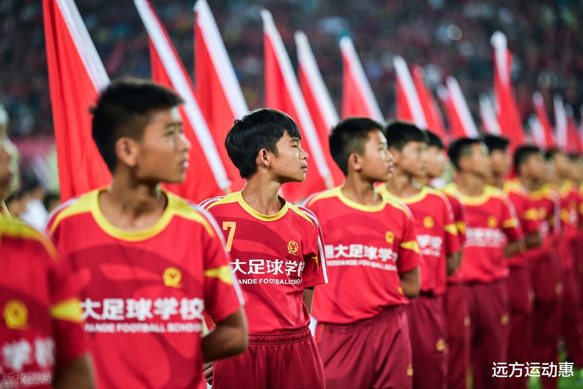 中国足球传来喜讯！5年暴涨3000万人，青训未来可期(2)