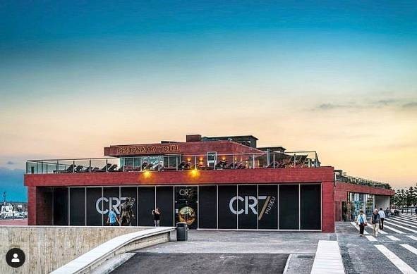CR7博物馆成立7周年 C罗晒照庆祝(2)