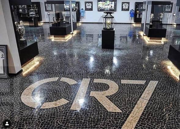 CR7博物馆成立7周年 C罗晒照庆祝(4)