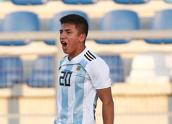 世体: 巴萨有意阿根廷19岁前锋阿尔马达, 球员被誉为新梅西