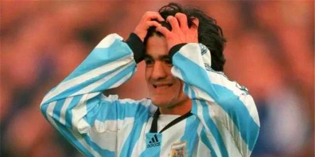 他20岁接替马拉多纳踢世界杯，24岁坑惨阿根廷，26岁远离五大联赛