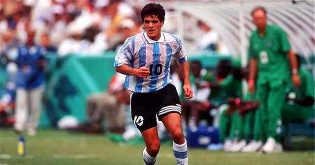 他20岁接替马拉多纳踢世界杯，24岁坑惨阿根廷，26岁远离五大联赛(6)