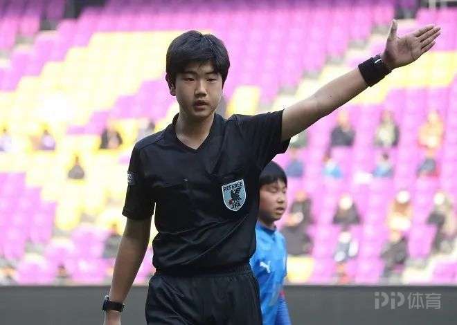 日本14岁中学生成足球裁判受嘲讽 仍梦想站上世界杯舞台(1)