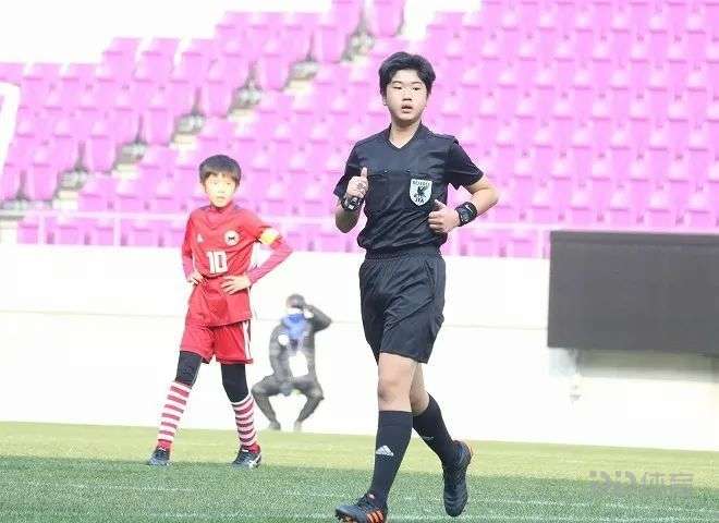 日本14岁中学生成足球裁判受嘲讽 仍梦想站上世界杯舞台(2)