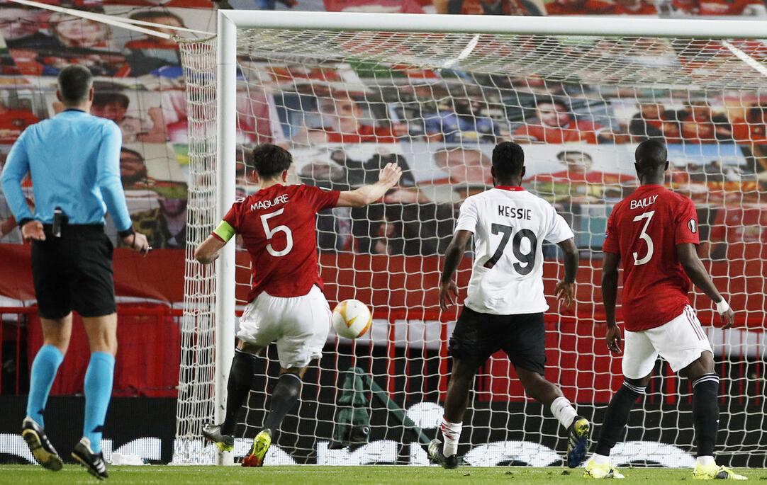 欧联杯1-1！曼联惨遭补时绝平，马奎尔和詹姆斯错失空门机会(3)