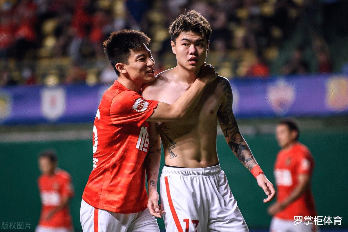 杨立瑜本轮为广州队进球，却仍遭球迷质疑，庆祝动作被怒批无脑！