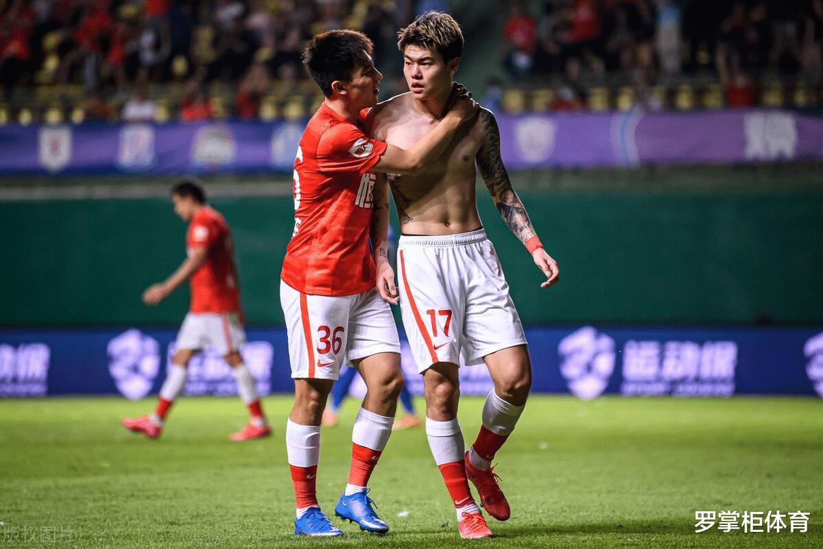 杨立瑜本轮为广州队进球，却仍遭球迷质疑，庆祝动作被怒批无脑！(4)