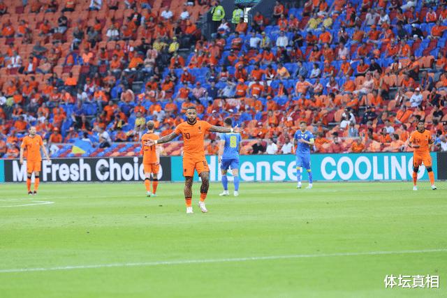 荷兰队时隔13年再度在欧洲杯取胜！入籍球员扮演英雄，造三粒进球(2)