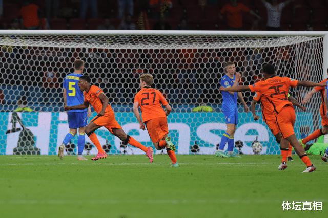 荷兰队时隔13年再度在欧洲杯取胜！入籍球员扮演英雄，造三粒进球(4)