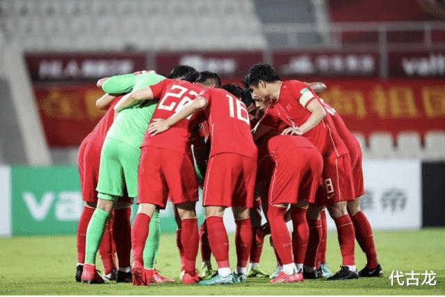 国足担心了！新加坡裁判吹中国国字号队伍：6场比赛1胜5负(2)