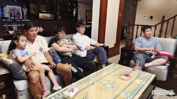 52岁范志毅带美国籍女儿看球，上海别墅内景典雅，一排奖杯抢镜(4)
