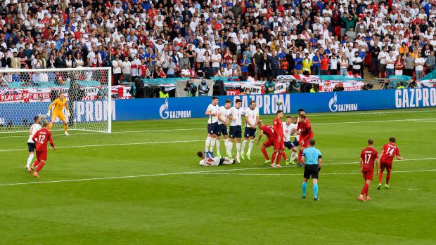 不满0失球被破？英媒呼吁取消丹麦进球：违规了！英格兰门将视线受阻(3)