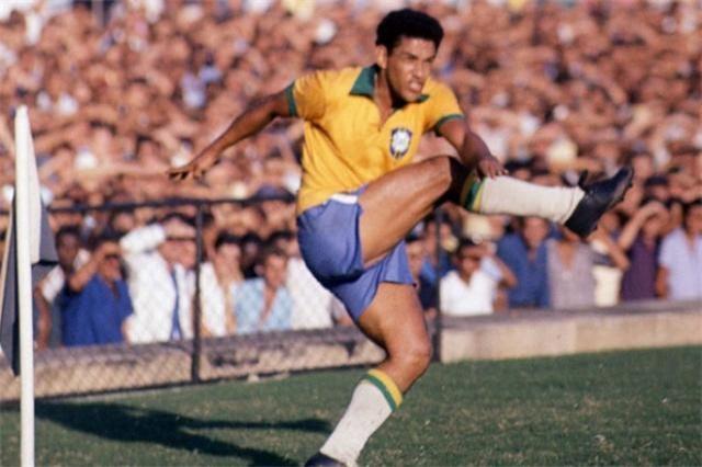巴西足球称雄天下，历史上的传奇巨星都是谁？可谓足坛的璀璨星河(4)