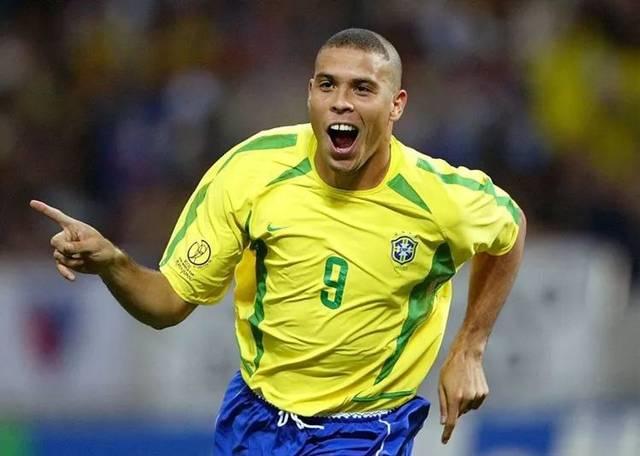 巴西足球称雄天下，历史上的传奇巨星都是谁？可谓足坛的璀璨星河(5)