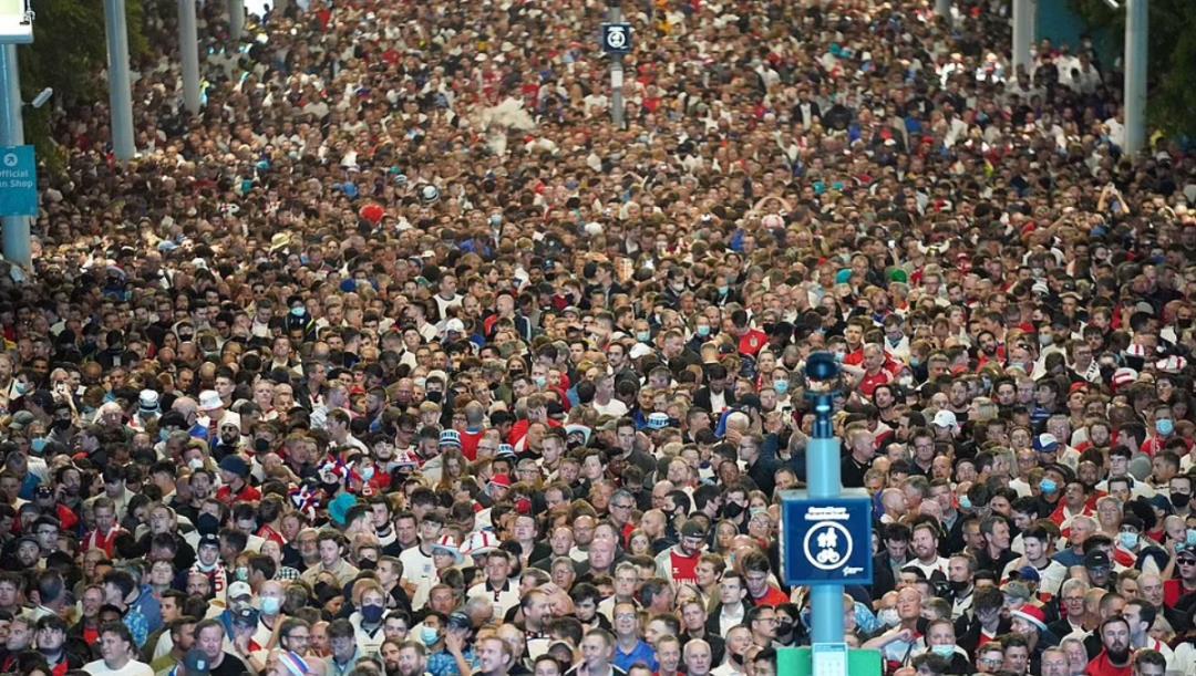 英国7万人不戴口罩狂欢挤爆，日感染人数将破10万！(2)