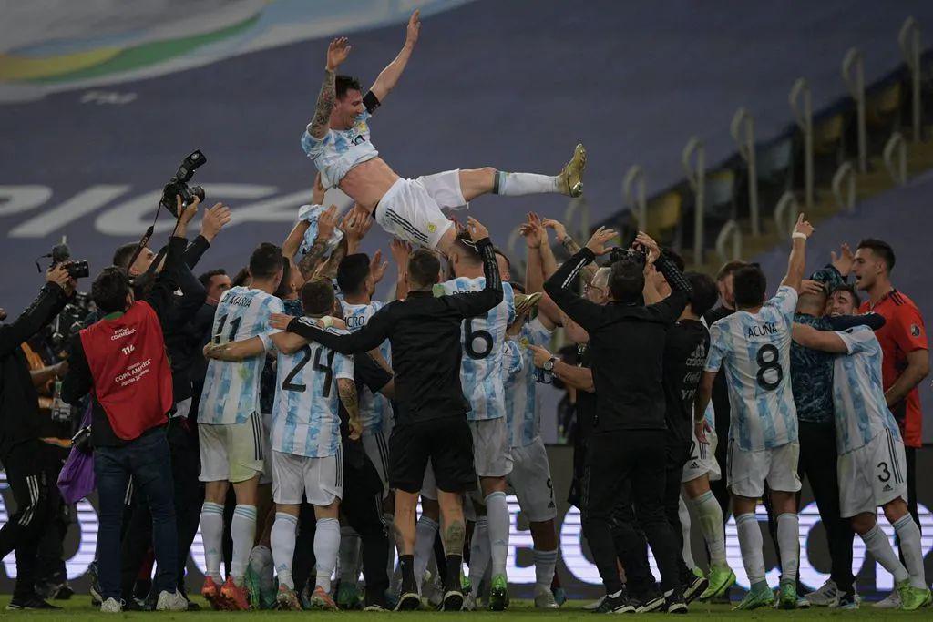 热议 | 28年后重夺冠，阿根廷队解脱了，梅西解脱了(4)