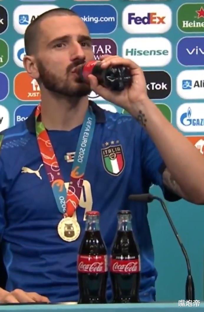 大争议！欧洲杯MVP+意大利王牌疑似暗讽C罗？发布会故意狂喝可乐太狠(2)