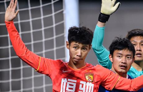 广州队U23小将本轮爆发，进球后第一时间亲吻队徽，赢得球迷点赞(4)
